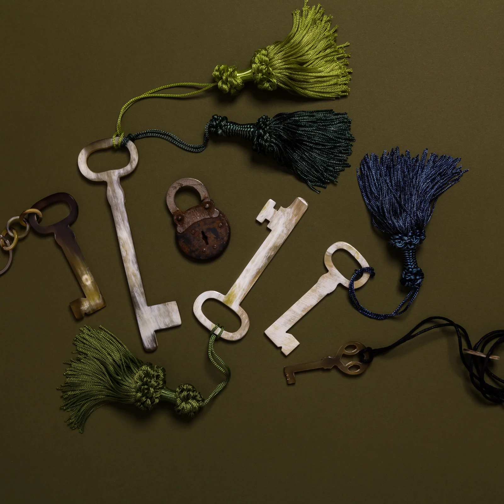 HORN OBJET We have taken the familiar and rendered it in the unfamiliar. Traditional silver souvenir spoons are reimagined in horn, perfect for sugar or salt. The gentleman’s dresser: change dish, shoehorn, and moustache comb take on a new patina. Seashells become works of art, mini sculptures in horn. The traditional lucky horseshoe or a skeleton key becomes an esoteric objet of desire. The humblest of items like plastic swizzle sticks become objets of luxury when recreated in hand carved horn.
