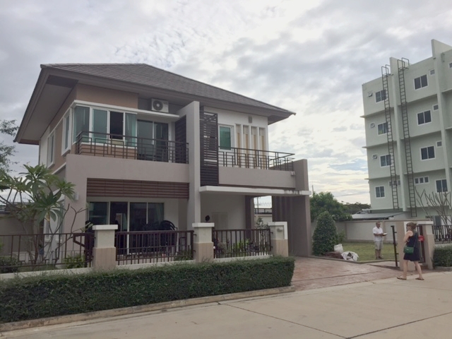 The whole complex: Pattaya residential house, garden lot in the center, and the two 5-story shop houses to the far right.