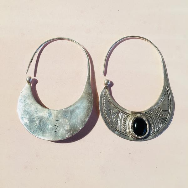 Mouses Albaka - Engraved Silver and Onyx Hoops