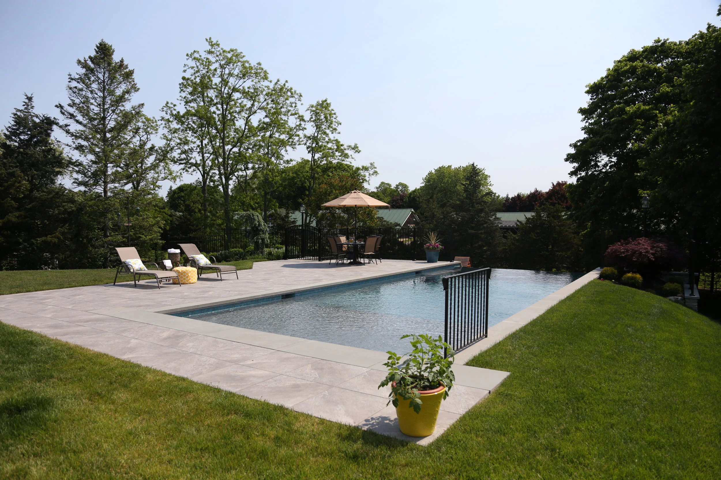 4 Infinity Swimming Pool Designs for Your Hauppauge, NY, Backyard