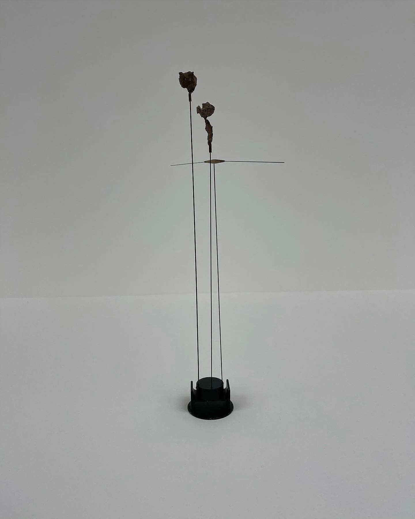 Bronwyn Katz: I turn myself into a star and visit my loved ones in the sky (2021) at White Cube

&mdash;

#bronwynkatz #sculpture #art #london #londonart #contemporaryart #magnet #humanform #humanbody #creative #stylist #menswearstylist #inspiration 