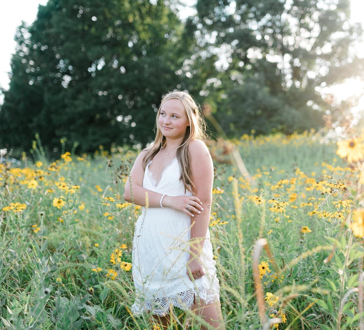 I just loved this summer senior session! We found the most amazing field at Sharonwoods and had glowy golden hour light! 🤍 2024 seniors, there&rsquo;s still time to book! 

&bull;
&bull;
&bull;
&bull;
&bull;
#photography #columbusphotographer #ohiop