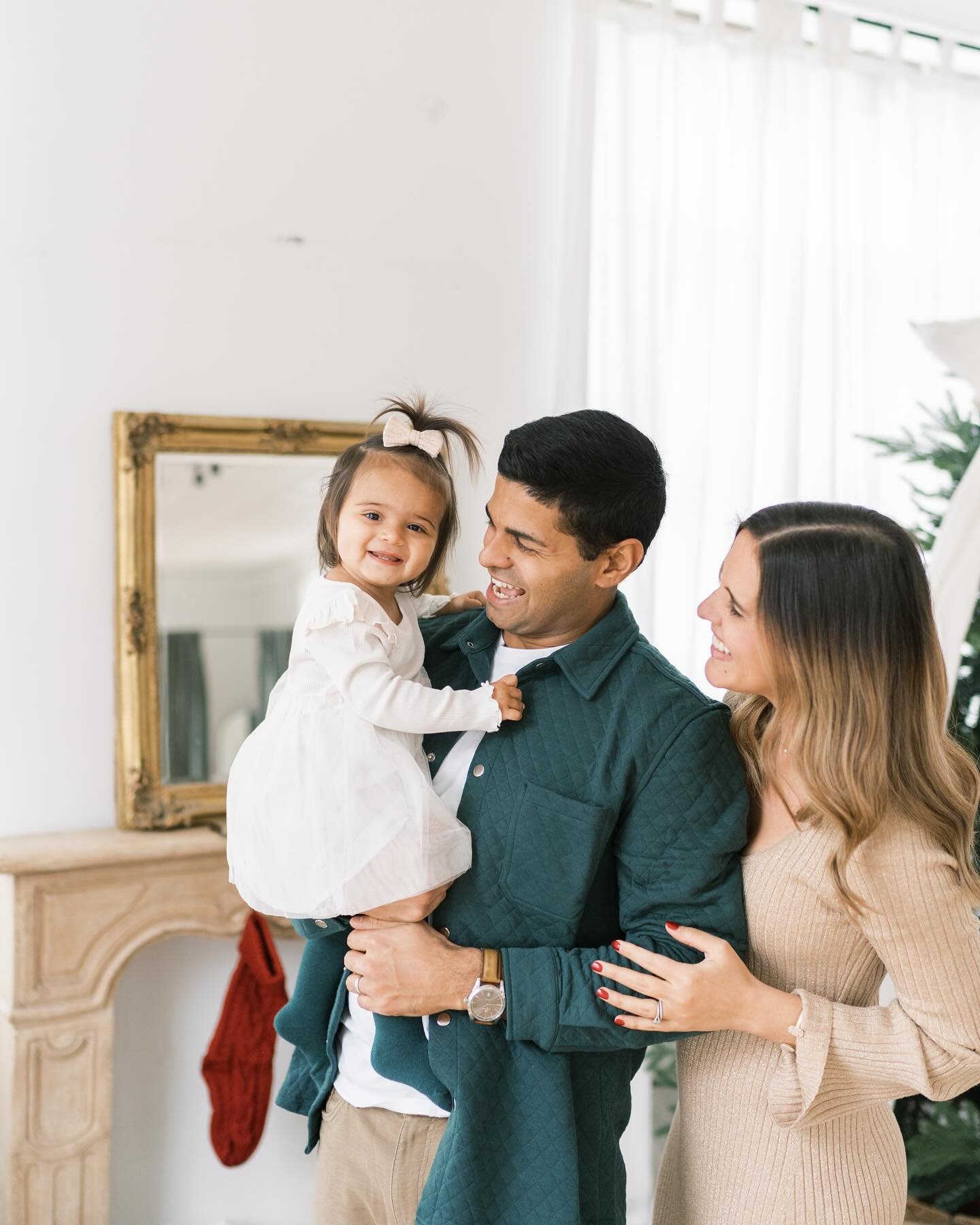 Anyone else so giddy this season?! Usually I&rsquo;m a &lsquo;decorate after thanksgiving&lsquo; girl, but this year I couldn&rsquo;t resist. Once I was done with my holiday minis, I went straight home to decorate! Thank you to the sweet families tha