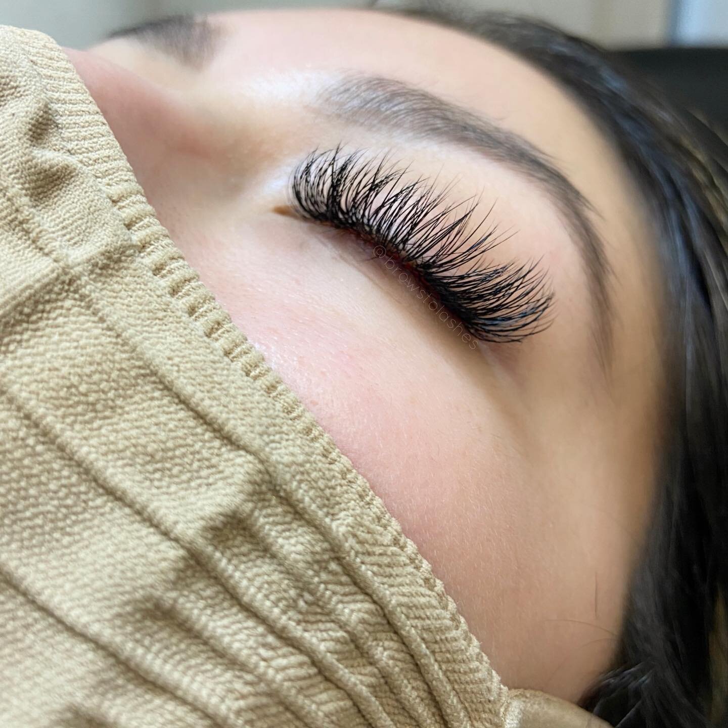Sleeping beauty vibes ✨ Another view of the natural hybrid set from yesterday! One of our favorite go to styles nowadays are hybrid lashes. A perfect blend of classic and handmade volume fans to give a subtle glam look. What&rsquo;s your favorite las