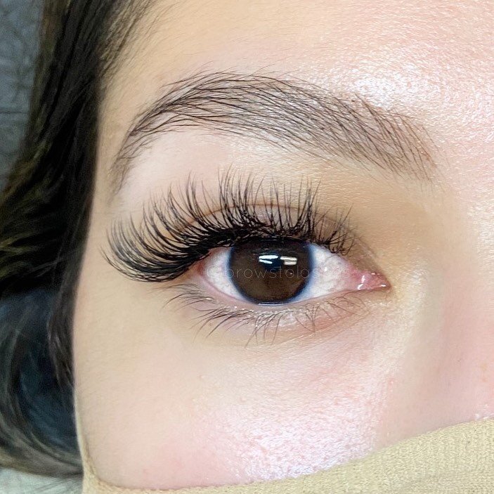 Close up on a natural hybrid set ✨ Hybrid and volume lashes can still look natural! This is our specialty 💖 For bookings, click the link in our bio