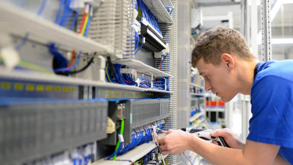 services-electrical-contracting-electrician-panel.jpg