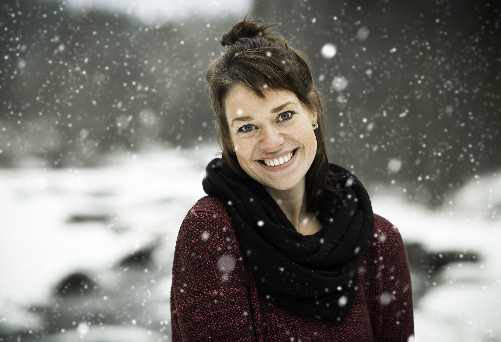 Mallina ihana ja kaunis siskoni Sari, joka on myöskin valokuvaaja! Sarin kuvia näkee täältä. Saatiin lopuksi ihana lumisade, joka ei tosin ihan niin kauniina tallentunut kuvaan, joten tein Photoshopilla hieman lisää :)