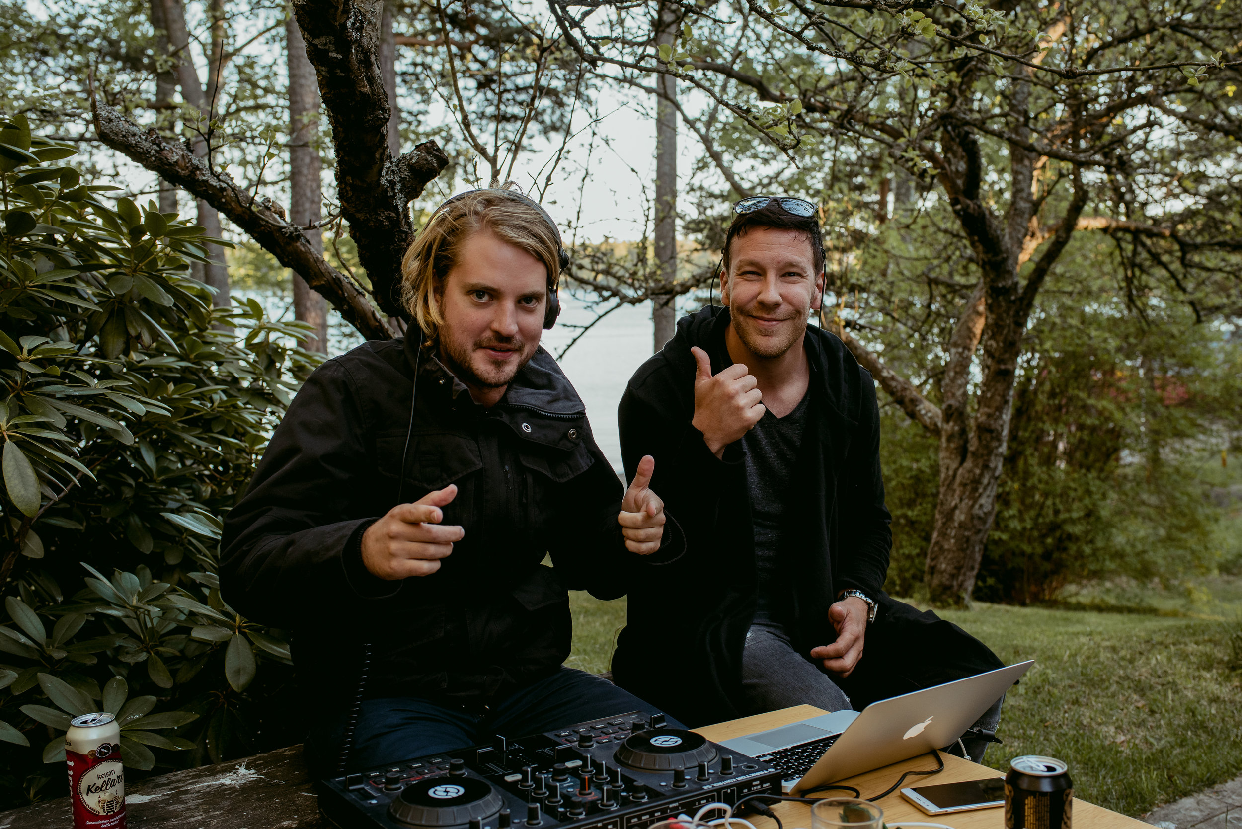 Elektronisen musiikin ystävinä soitimme tietenkin teknoa pihalla livemusiikkiohjelman alkamiseen asti. Sattuikin poikkeuksellisen lämmin ilma ollakseen kesäkuun ensimmäisiä päiviä.