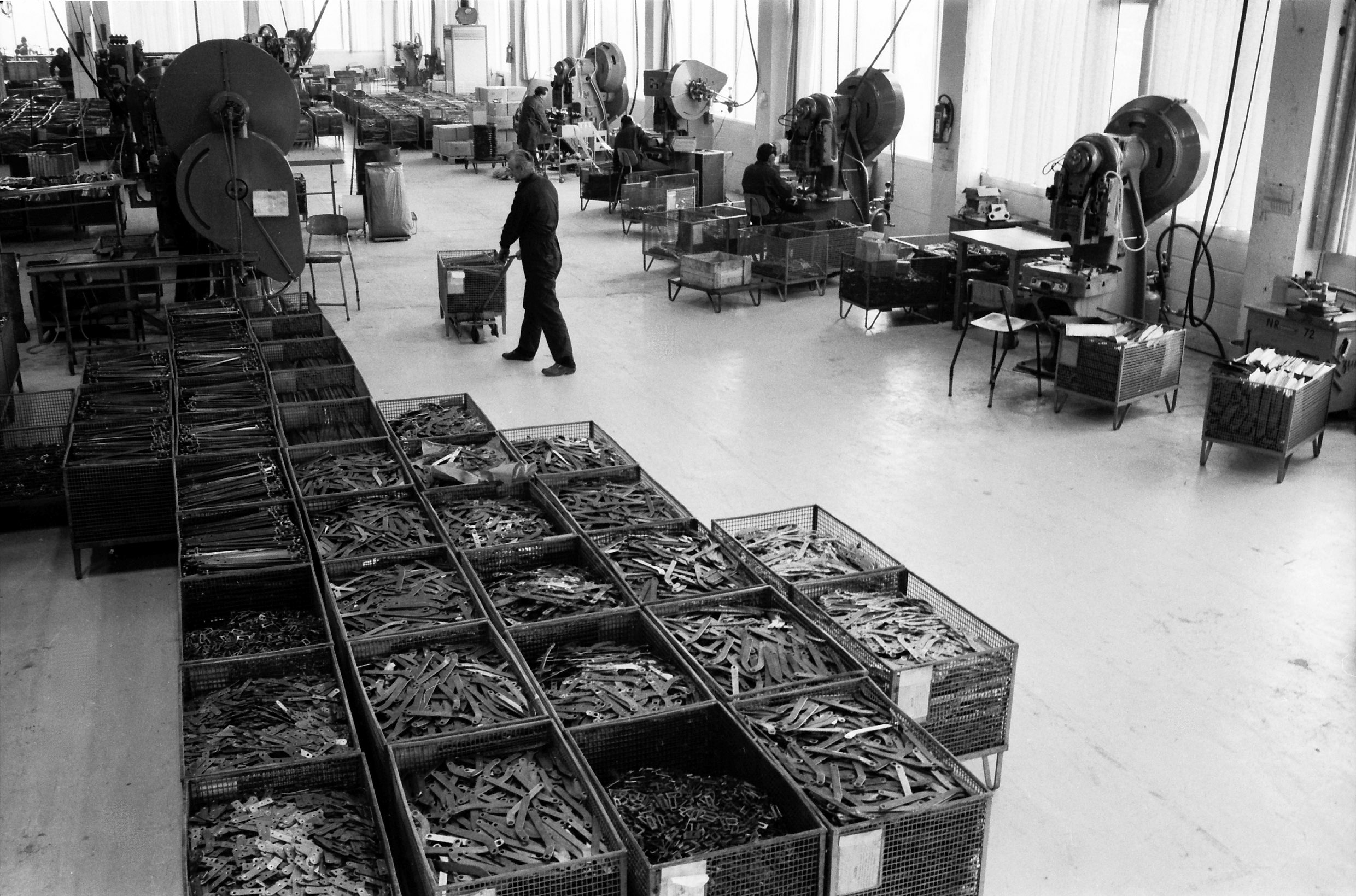 Fra dukkevogner til verdensledende innen hengsler. Nåværende AS Spilka Industri ble etablert i 1933 av Knut Stafset som Spjelkavik Barnevognfabrik AS, og produktene den gang var barnevogner og dukkevogner.