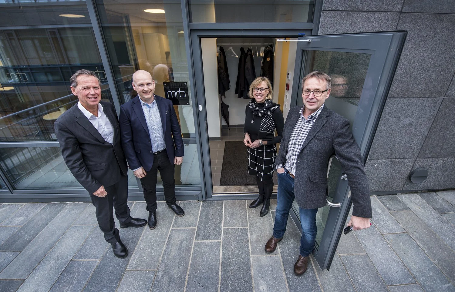 Fra venstre: Ståle Rasmussen og Jan-Inge Sætre har tatt del i kollegiet i MRB i løpet av vinteren. Her blir de ønsket velkommen av Wenche Kjerstad og Bjørn Gjerde til ære for fotograf Staale Wattø i Sunnmørsposten.