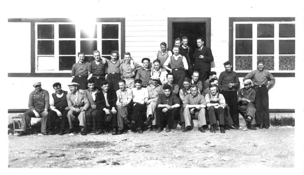 Grundere og sambygdinger som utgjorde arbeidsgjengen i oppstarten i 1940. Lars Karl Hjelle står til høyre i døråpningen, med pipe i hånden.