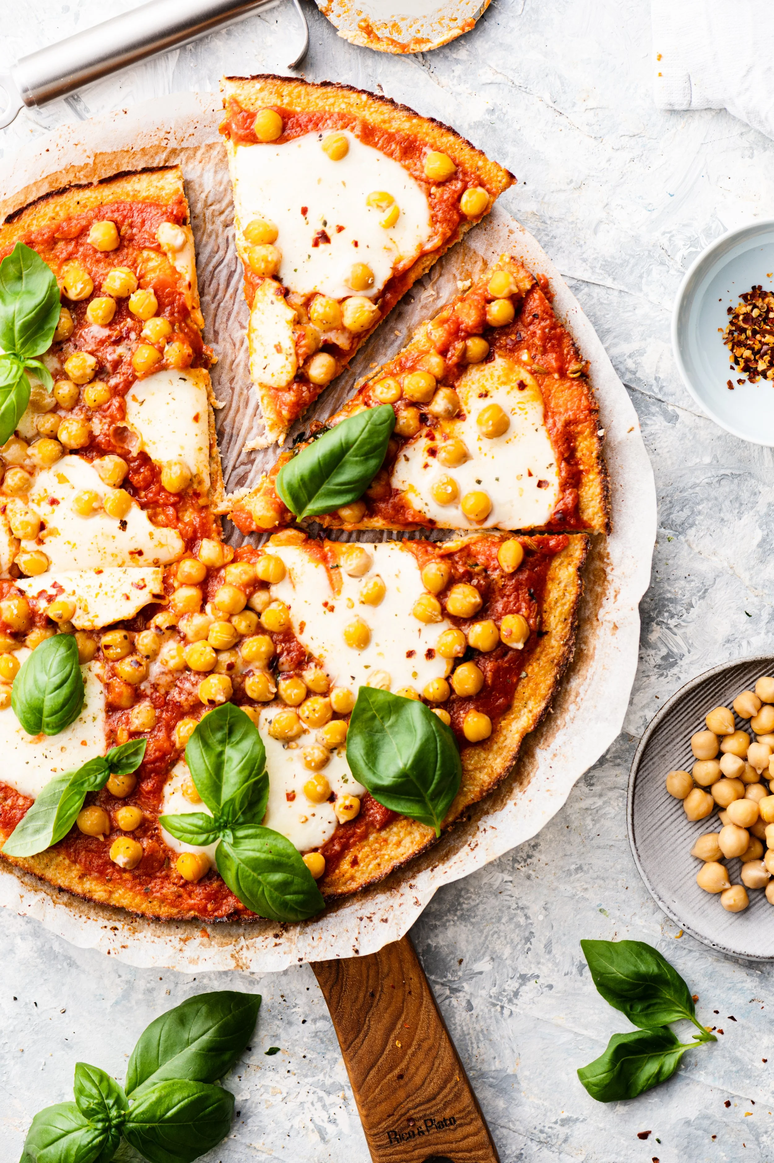 Cauliflower_crust_pizza_with_chickpeas_ID748689_var3Small.jpg