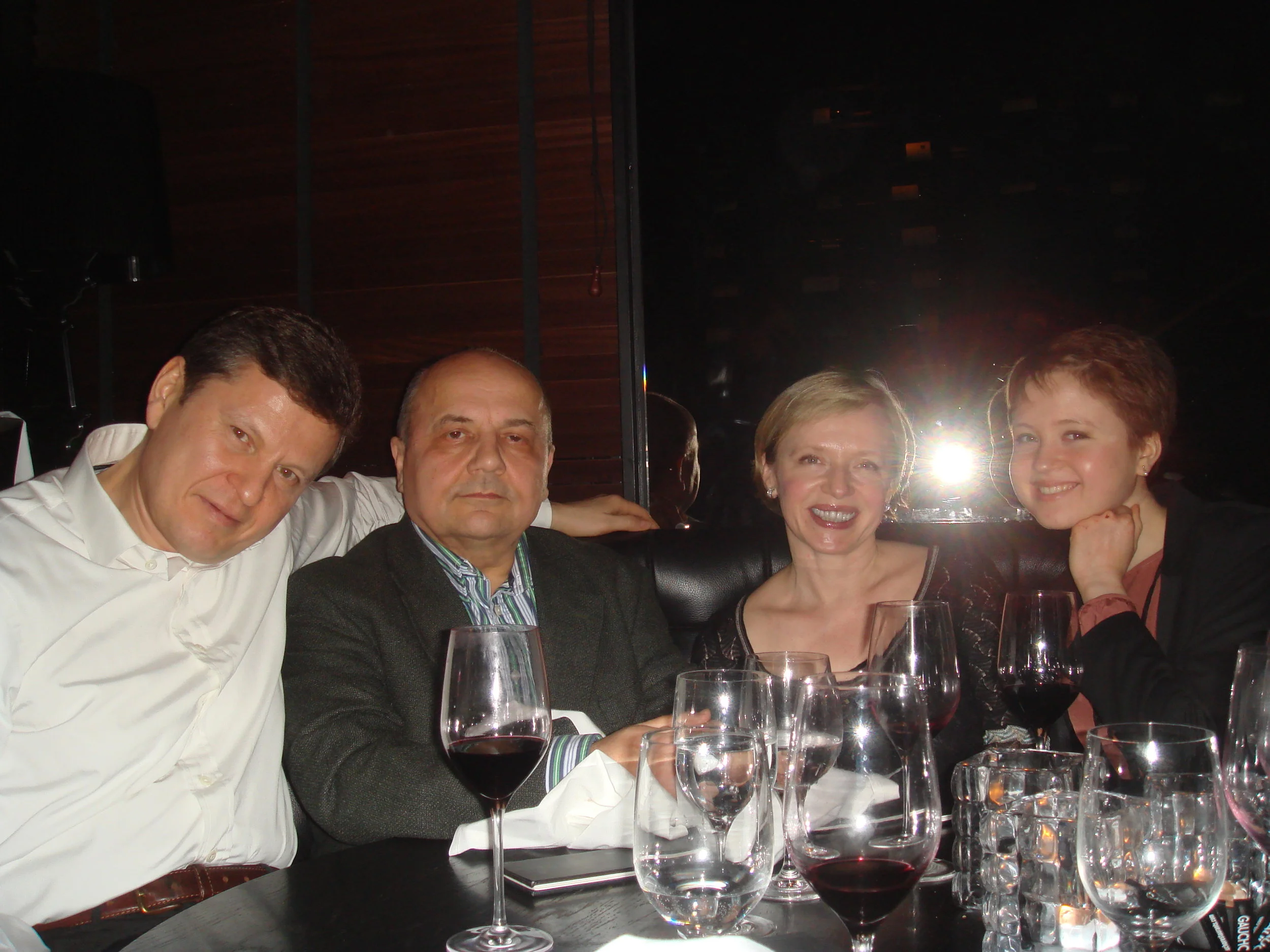 Андрей с писателем Виктором Суворовым (Ревзуном), женой Ларисой и дочкой Машей