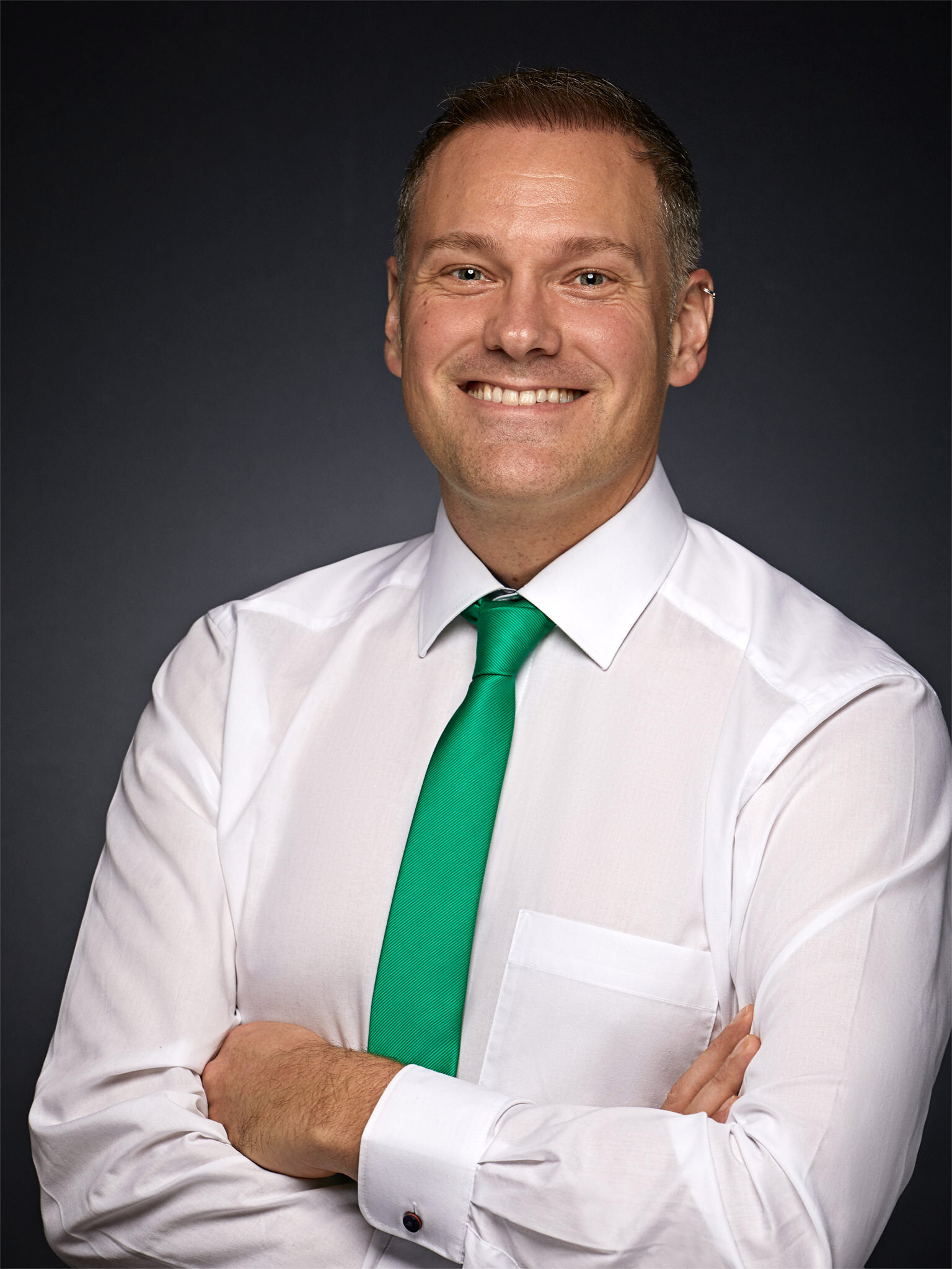 Moritz-Dollinger-Photography-Business-Potrait-Brian-High-Key-Schwarzer-Hintergrund-Vignette-web2048.jpg