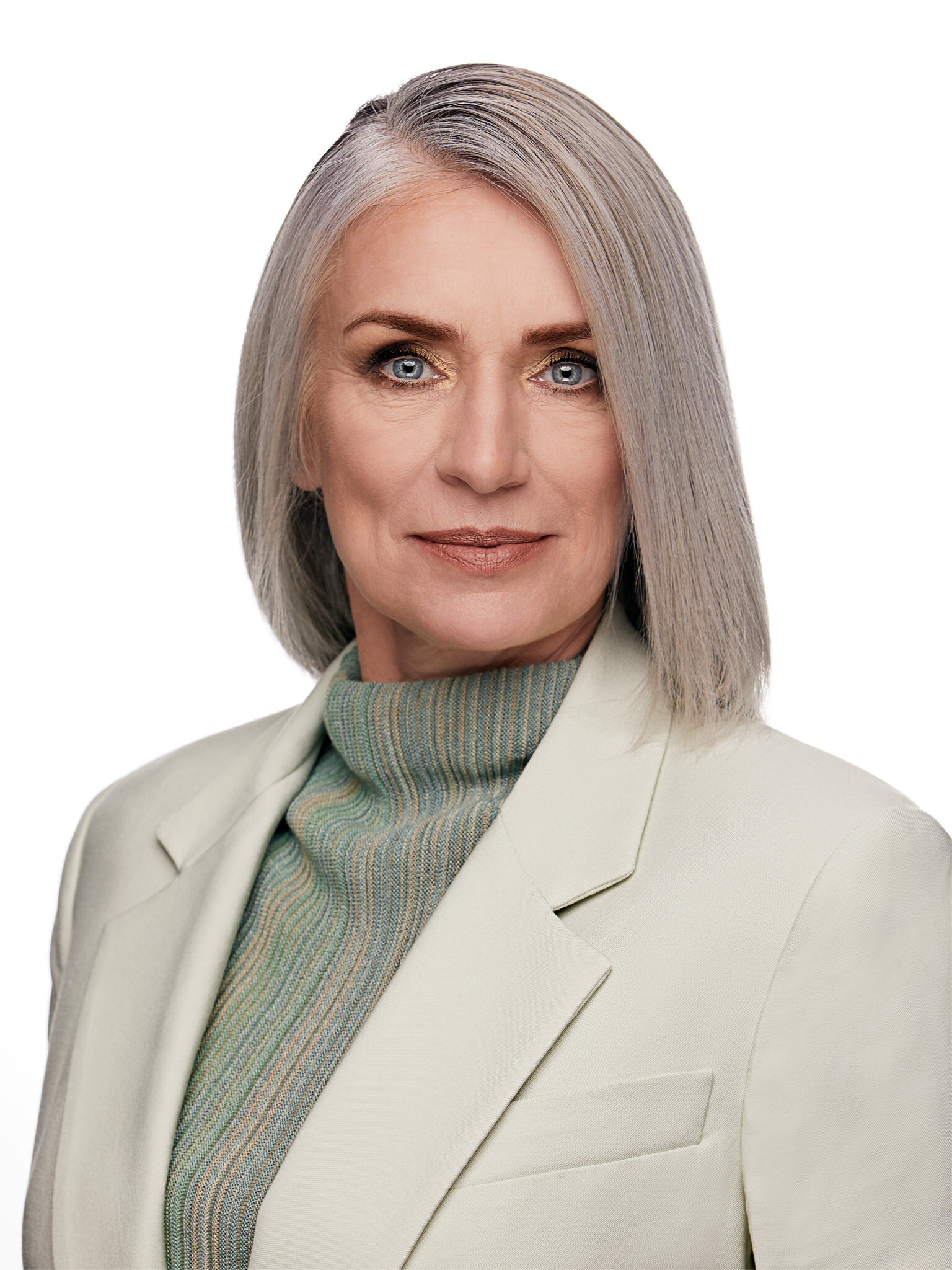 Moritz-Dollinger-Photography-Business-Potrait-Female-Frau-Chefin-Boss-High-Key-Weisser-Hintergrund-Sakko-web2048.jpg