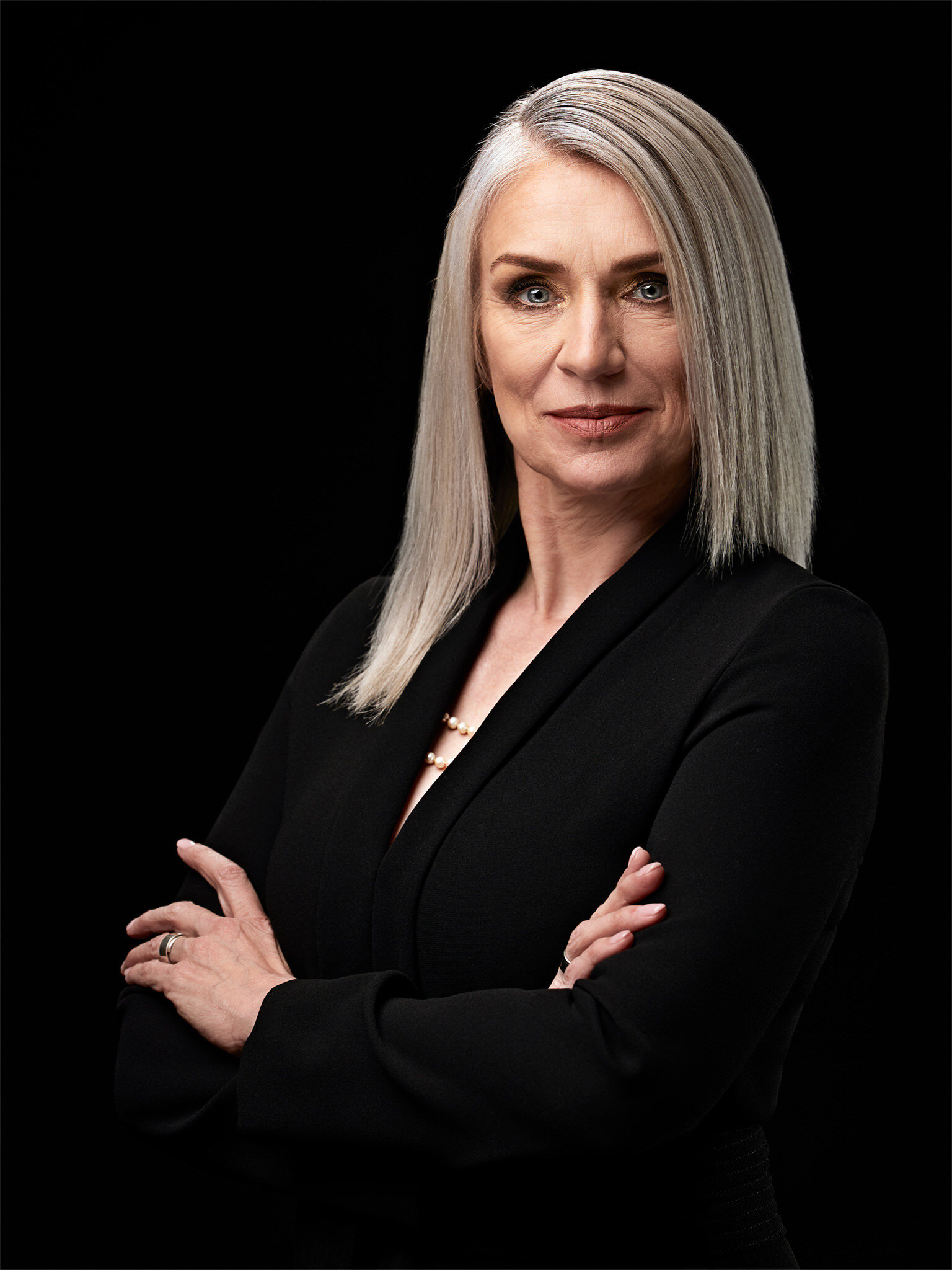 Moritz-Dollinger-Photography-Business-Potrait-Female-Frau-Chefin-Boss-Low-Key-Schwarzer-Hintergrund-web2048.jpg