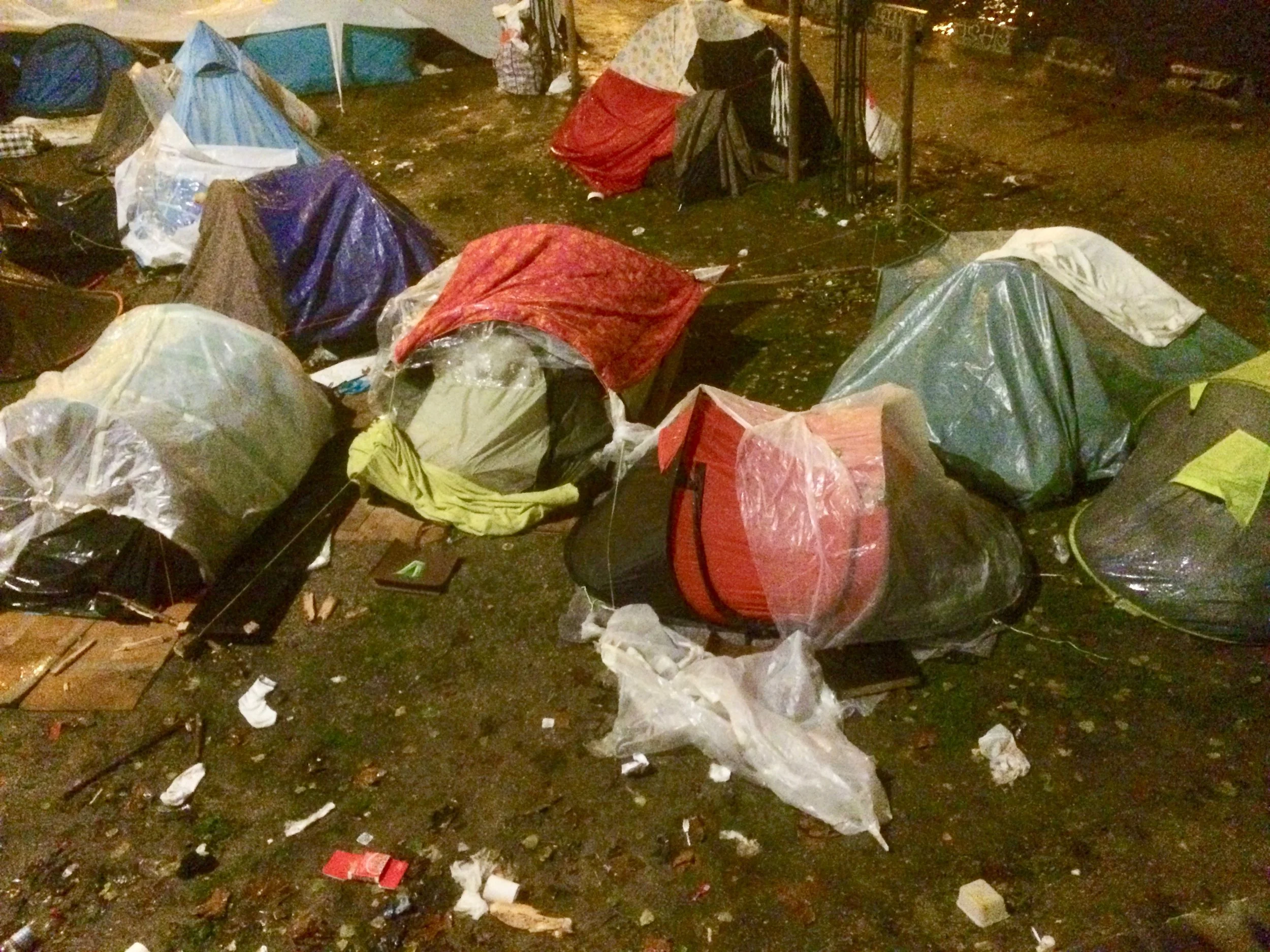 Tents_Paris_december_2017.jpg