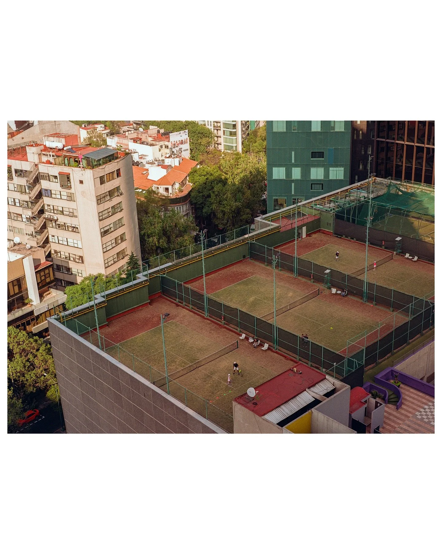 Tenis rascacielos y un paseo por las calles 

Mamiya 645 | Kodak Gold 200
