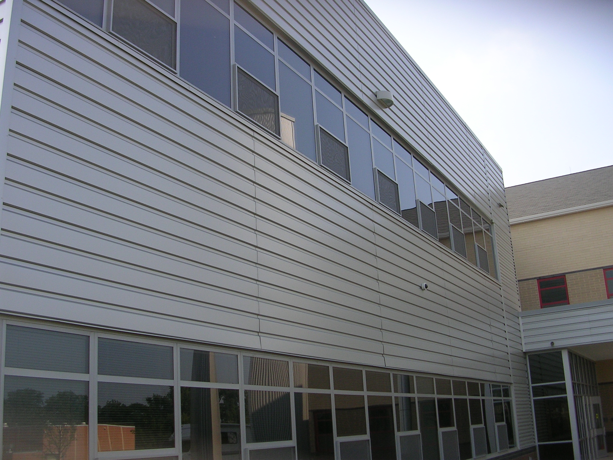  Metal siding comes in a variety of metals, styles, and colors. It is most often associated with modern, industrial, utilitarian, and retro buildings.&nbsp; 