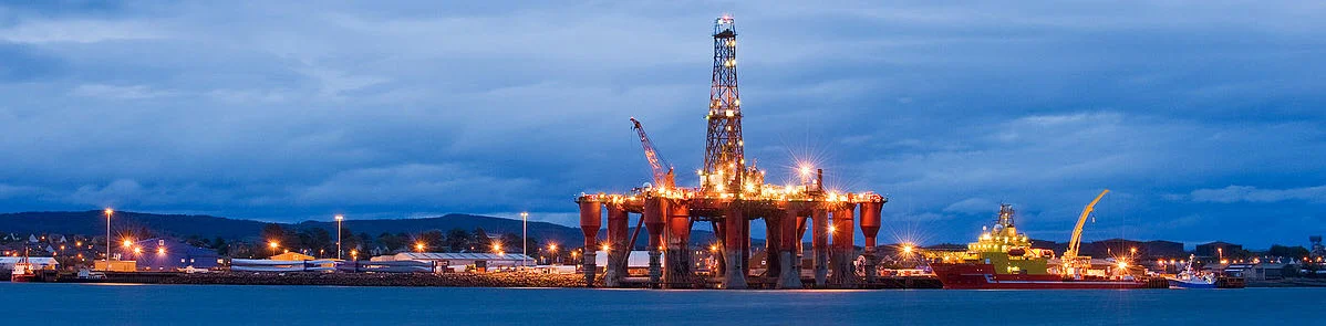 wikimedia_commons_Oil_rigs.jpg