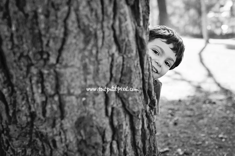 enfant-qui-joue-a-cache-cache-derriere-un-arbre.jpg