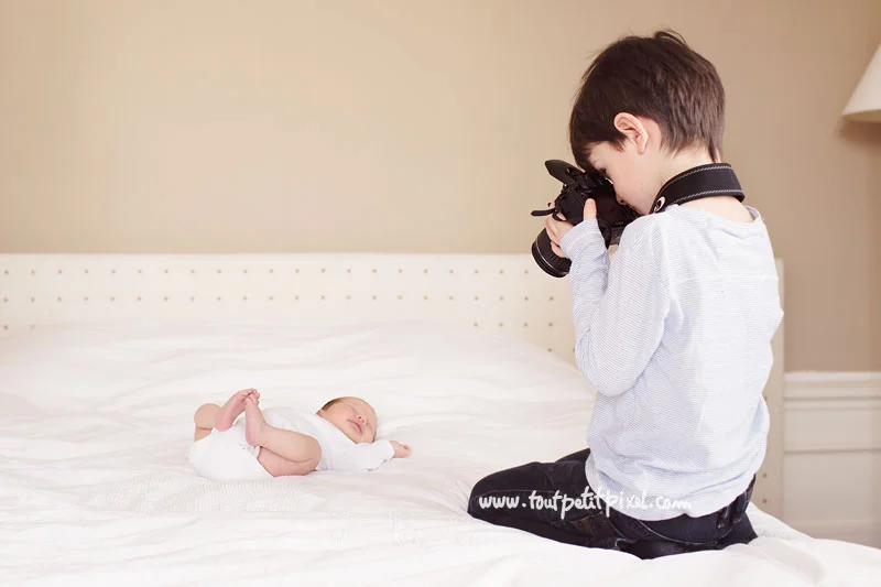 grand-frere-qui-photographie-bebe-soeur.jpg