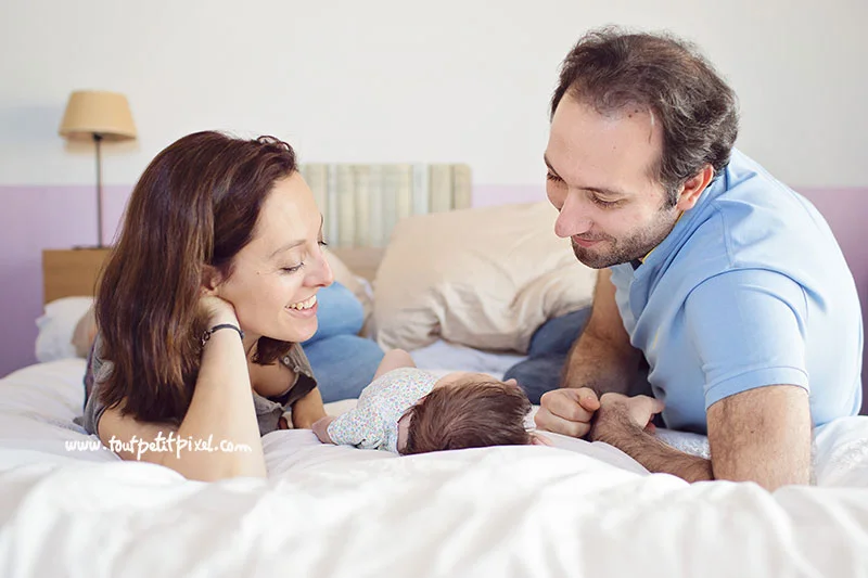 papa-et-maman-qui-regardent-leur-bebe.jpg