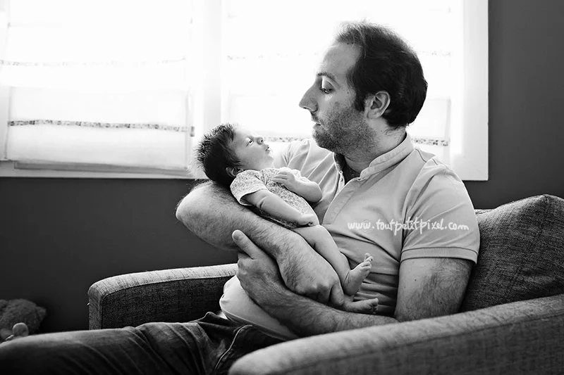papa-qui-tient-un-nouveau-ne-dans-les-bras.jpg