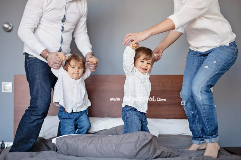 parents-bebes-qui-dansent-sur-le-lit.jpg