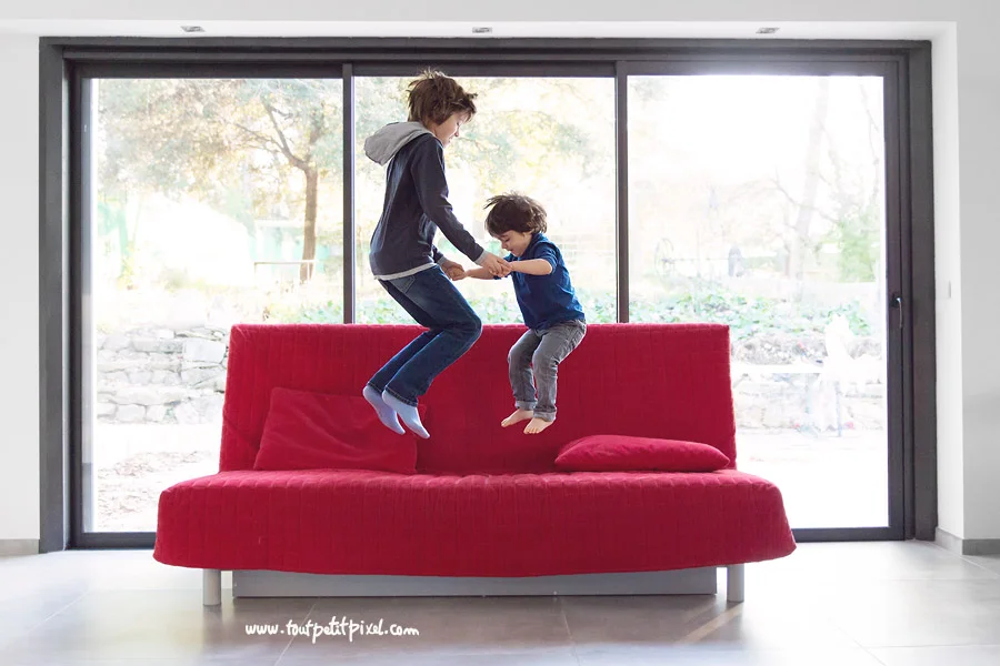 Enfants Qui Sautent Sur Le Canapé — Des Photos De Bébés Et D'enfants  Pleines De Vie À Marseille — Photographe Bébé Et Enfant À Aubagne Près De  Marseille - Tout Petit Pixel