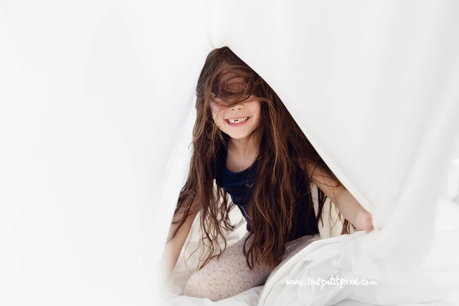 enfant-qui-joue-sous-un-drap.jpg