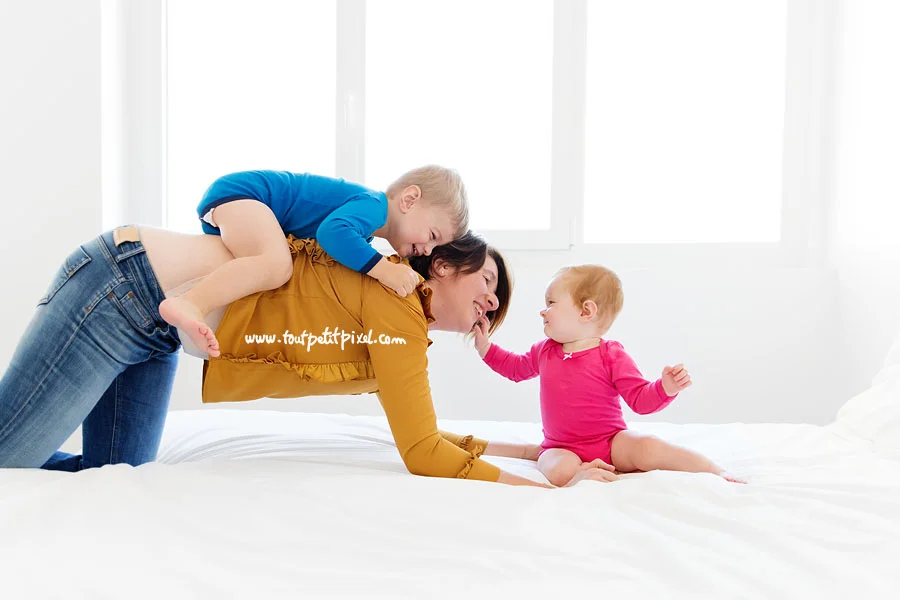 maman-enfant-bebe-jouent-sur-le-lit.jpg