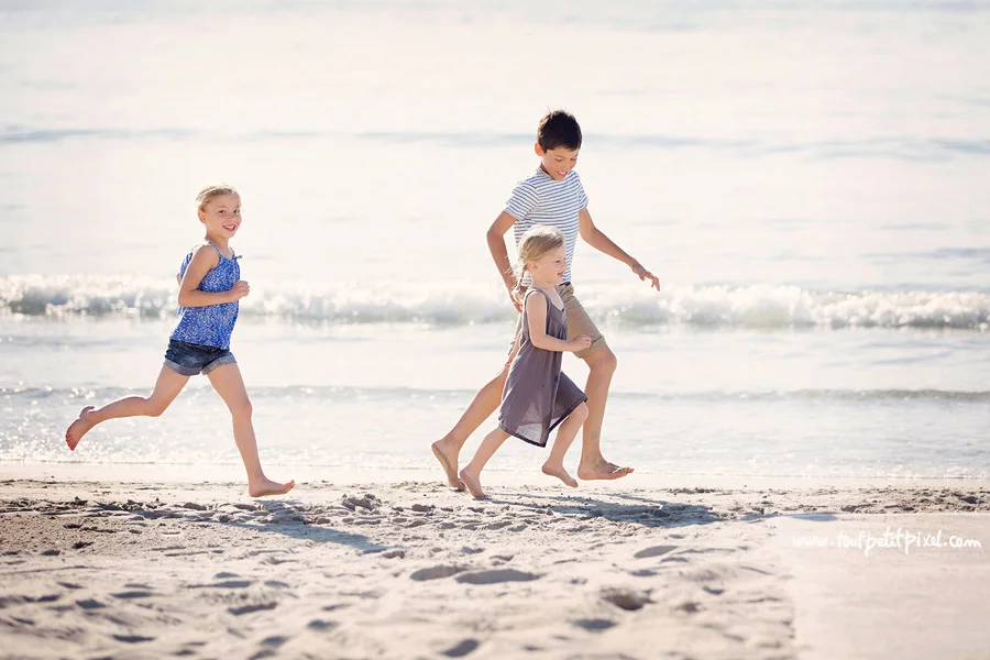 enfants qui courent sur la plage