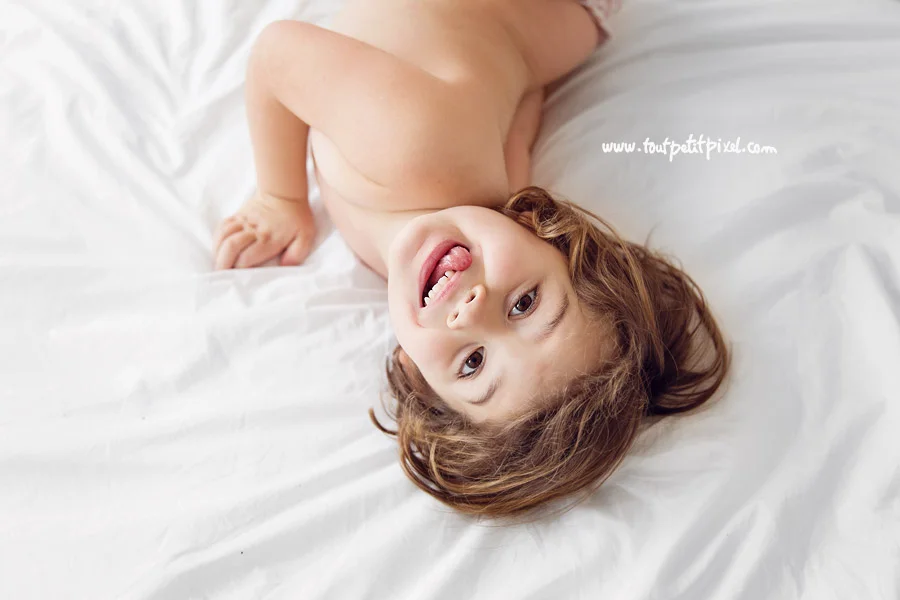 petite fille qui tire la langue