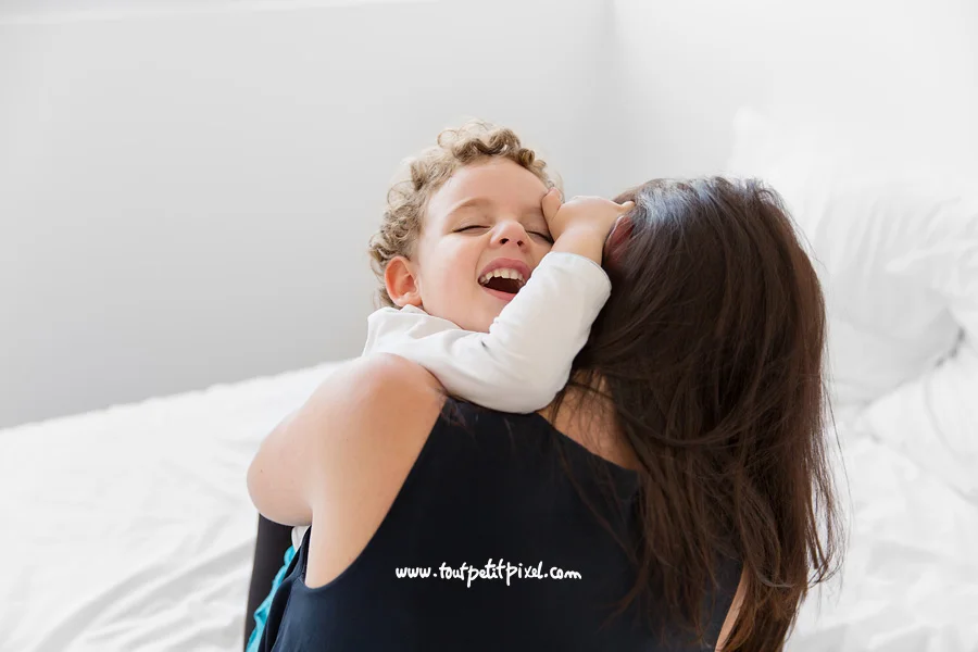 calin-mere-fils-rire.jpg