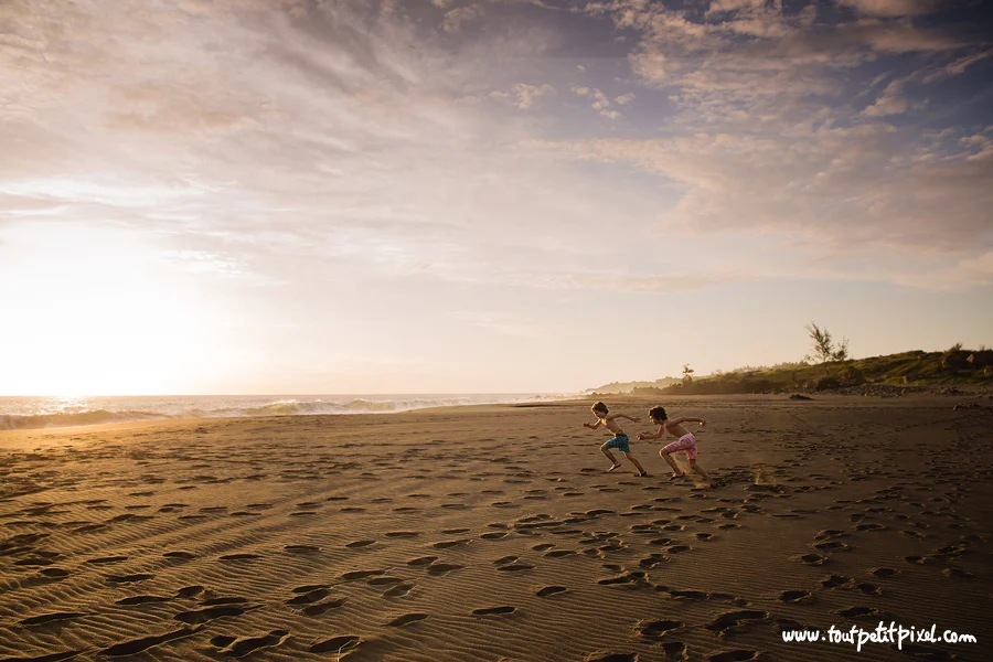 Enfants-qui-font-la-course-sur-la-plage.jpg