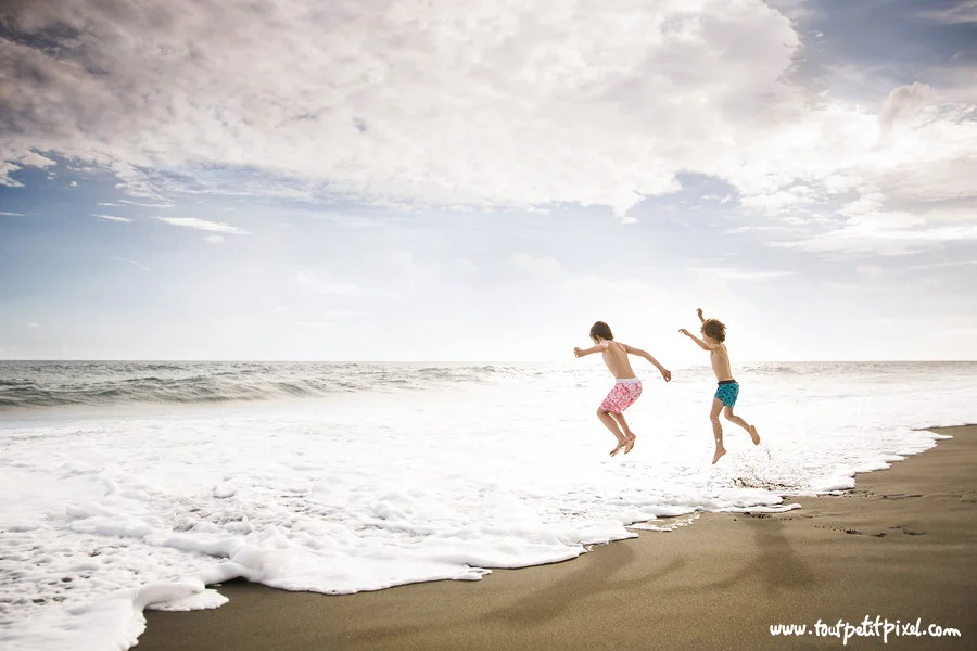 Enfants-qui-sautent-dans-les-vagues.jpg