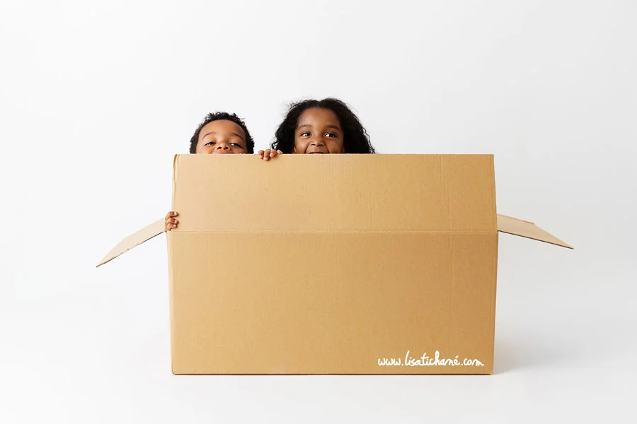 enfants-caches-dans-un-carton.jpg