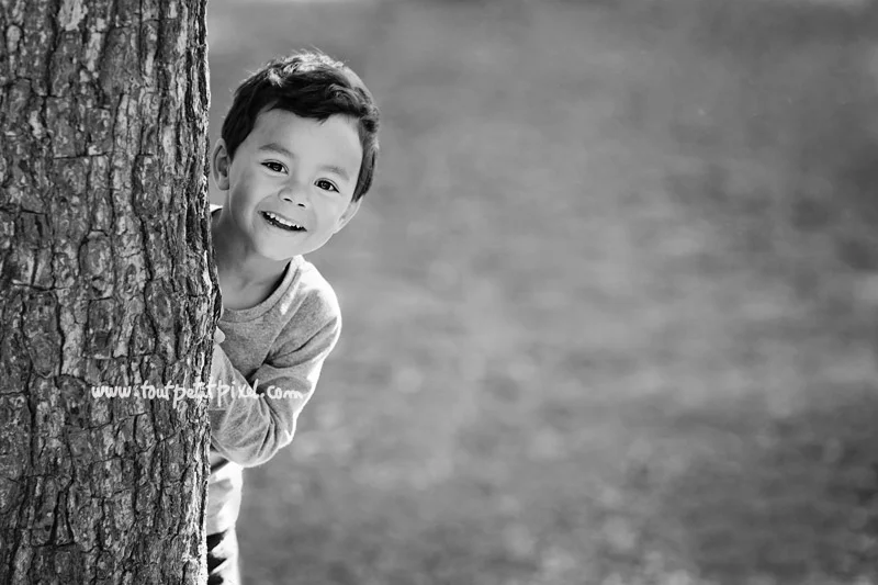 enfant-qui-fait-coucou-derriere-un-arbre.jpg
