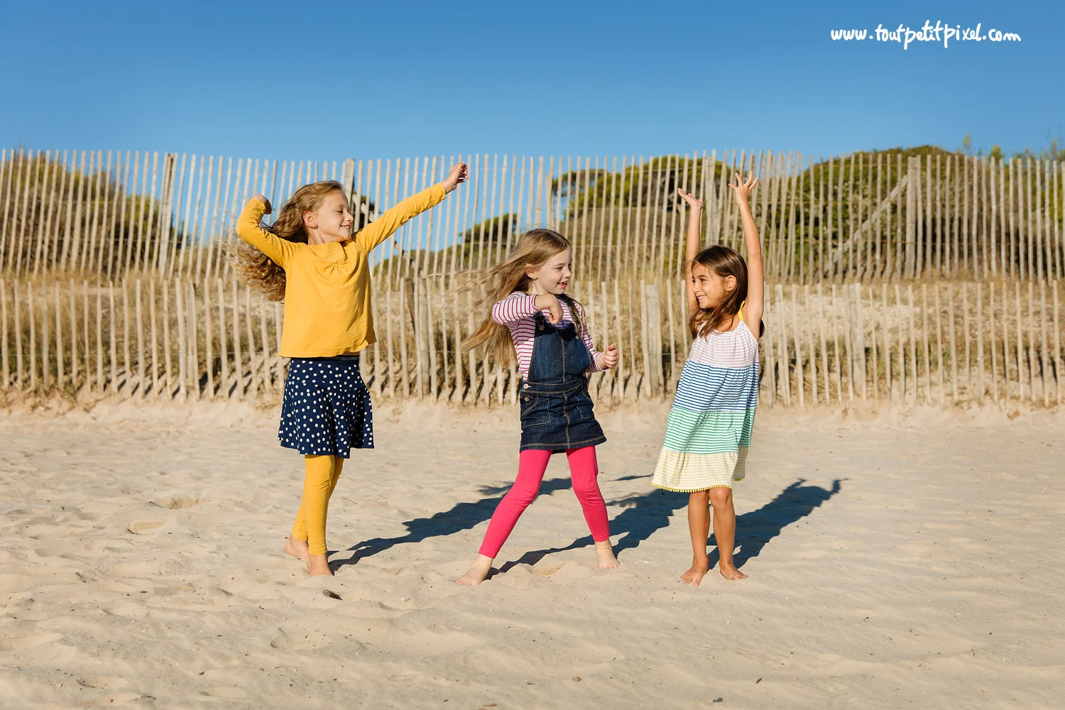 petites-filles-qui-dansent-sur-la-plage.jpg