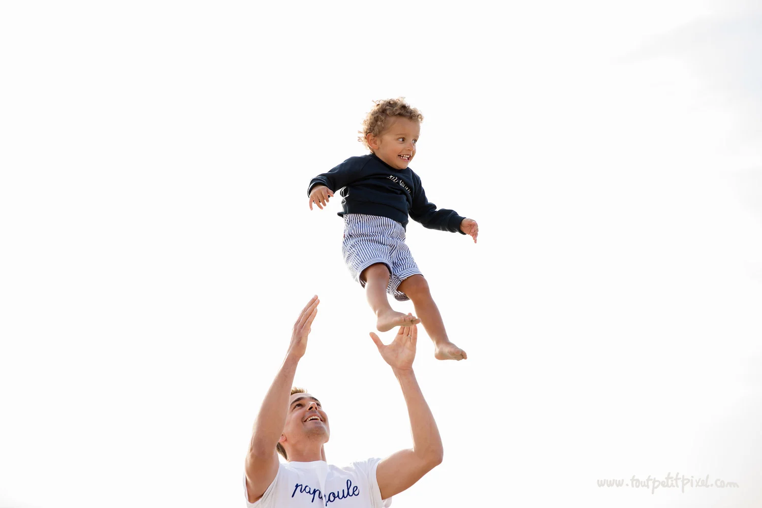 papa-qui-jette-son-enfant-dans-les-airs.jpg