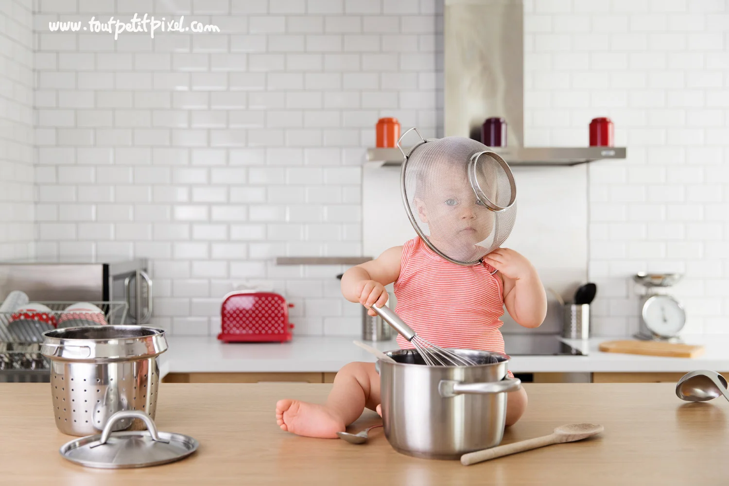 bebe-qui-joue-avec-instruments-de-cuisine.jpg