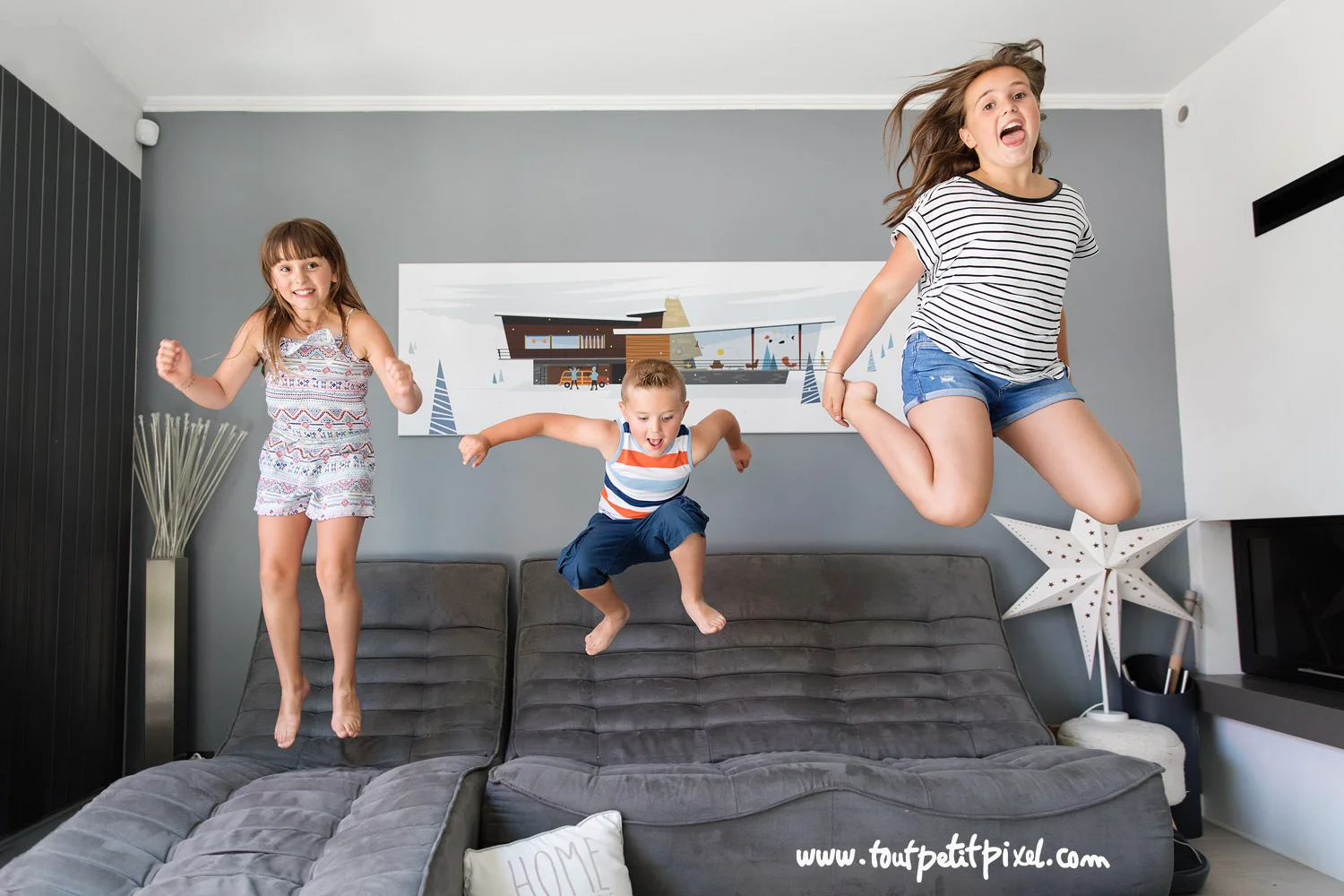 Enfants-qui-sautent-sur-le-canape.jpg