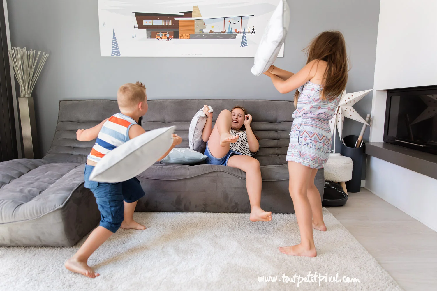enfants-qui-font-une-bataille-d-oreillers.jpg
