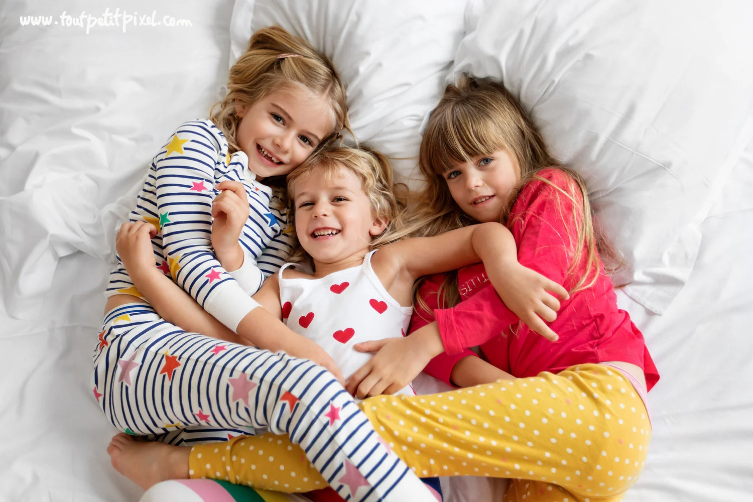 Trois-soeurs-sur-un-lit.jpg