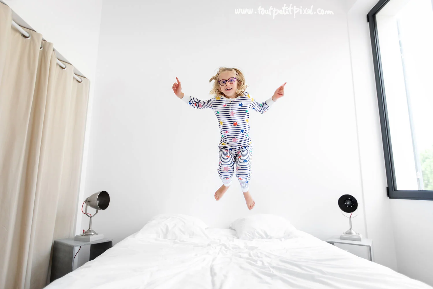 Petite-fille-qui-saute-sur-le-lit.jpg