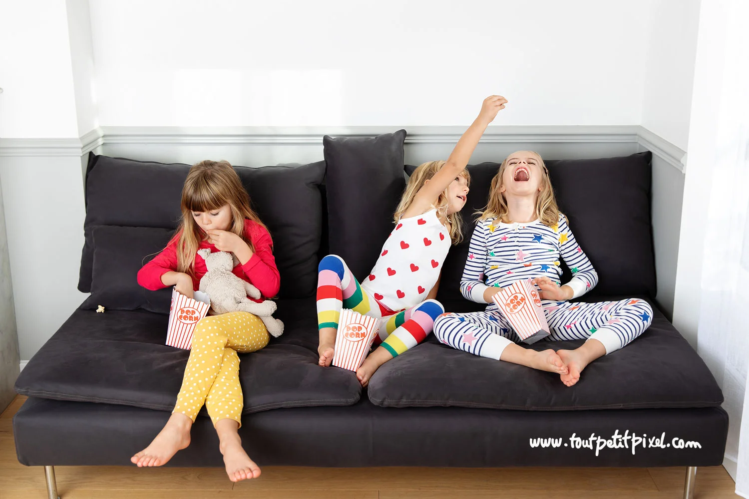 Petites-filles-qui-mangent-du-pop-corn-sur-le-canape.jpg