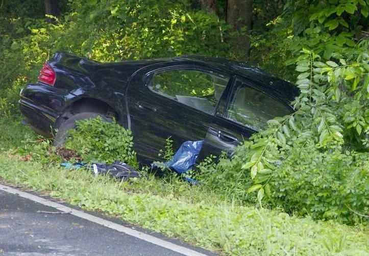 3_WEB_Bentley_Rd_car_in_ditch_JD.max-1200x675+%281%29.jpg