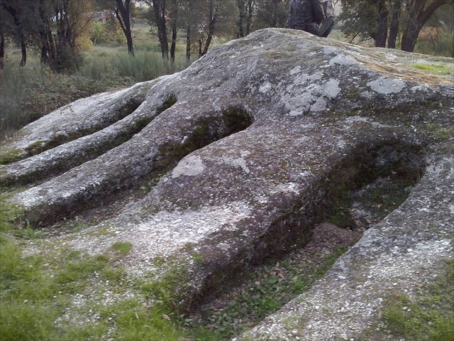 Graves in Midois.jpg