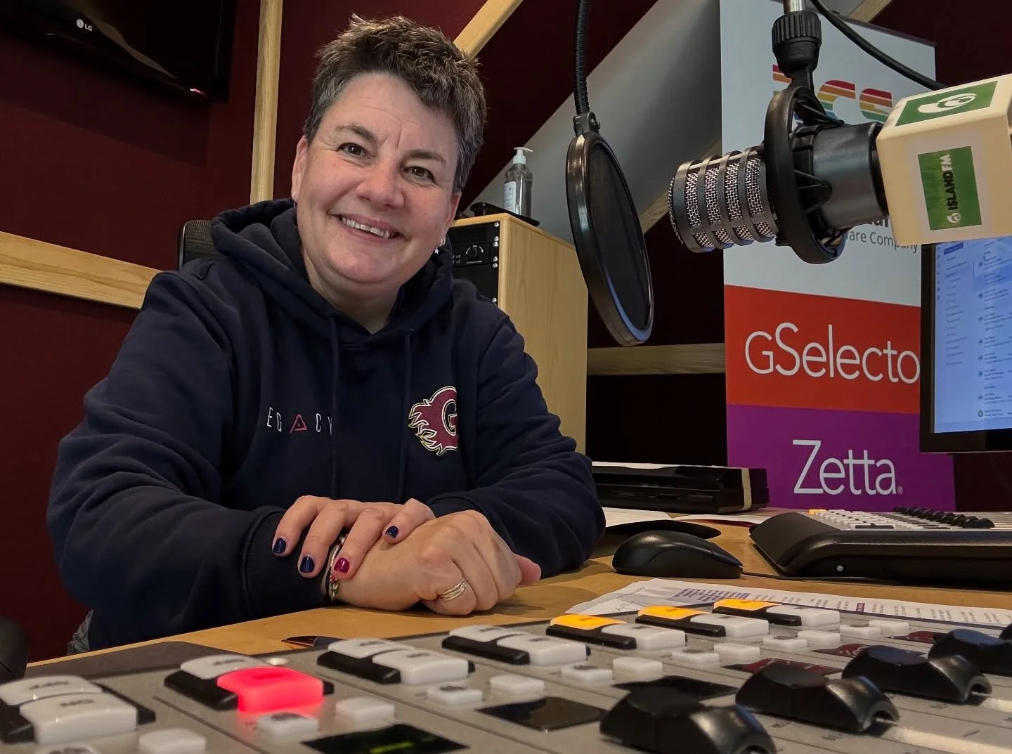 📻🎙️🎧🎉
2 weeks of nothing but FUN on the radio!
Might not be a proper job but I love it 😍

#radio #radiopresenter #guernsey #studio #islandfm